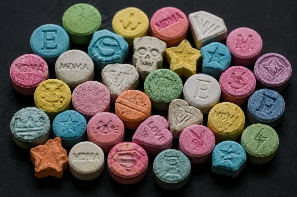 Adolescentes são apreendidos com drogas e quase 600 comprimidos de ecstasy em Santana do Paraíso