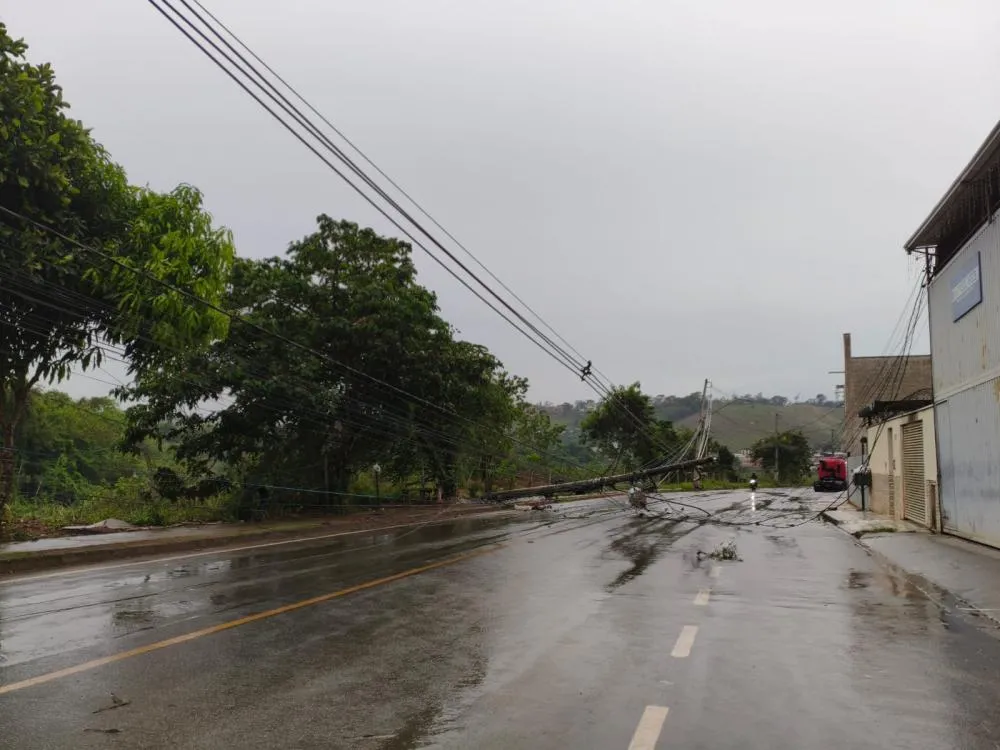 Acidente derruba mais um poste no Vale do Aço e interdita avenida
