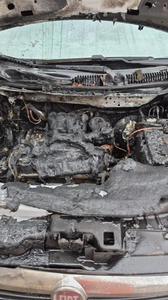 Carro pega fogo no Vale do Aço