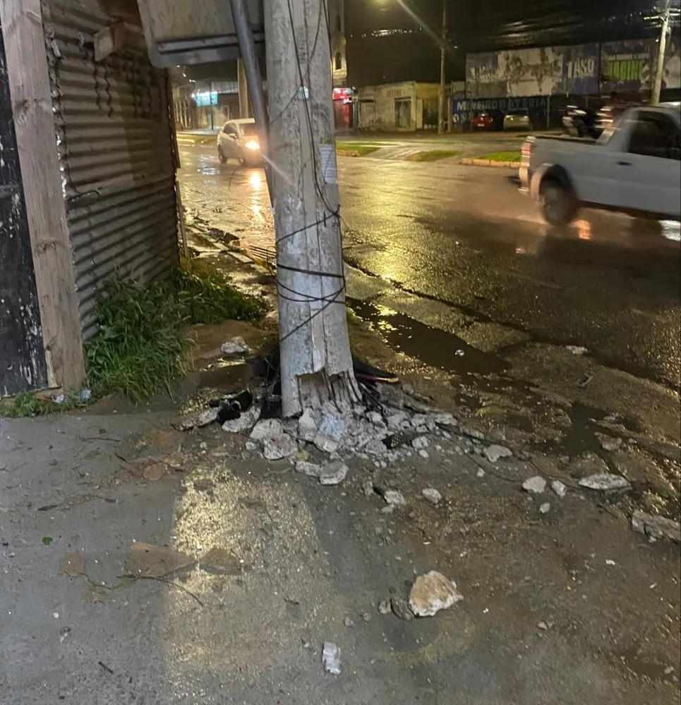 Carro bate em poste e deixa três pessoas feridas em avenida de Ipatinga