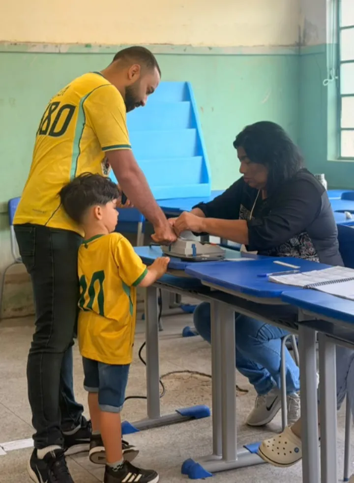 Lincoln Drumond vota em Coronel Fabriciano e agradece apoio durante campanha
