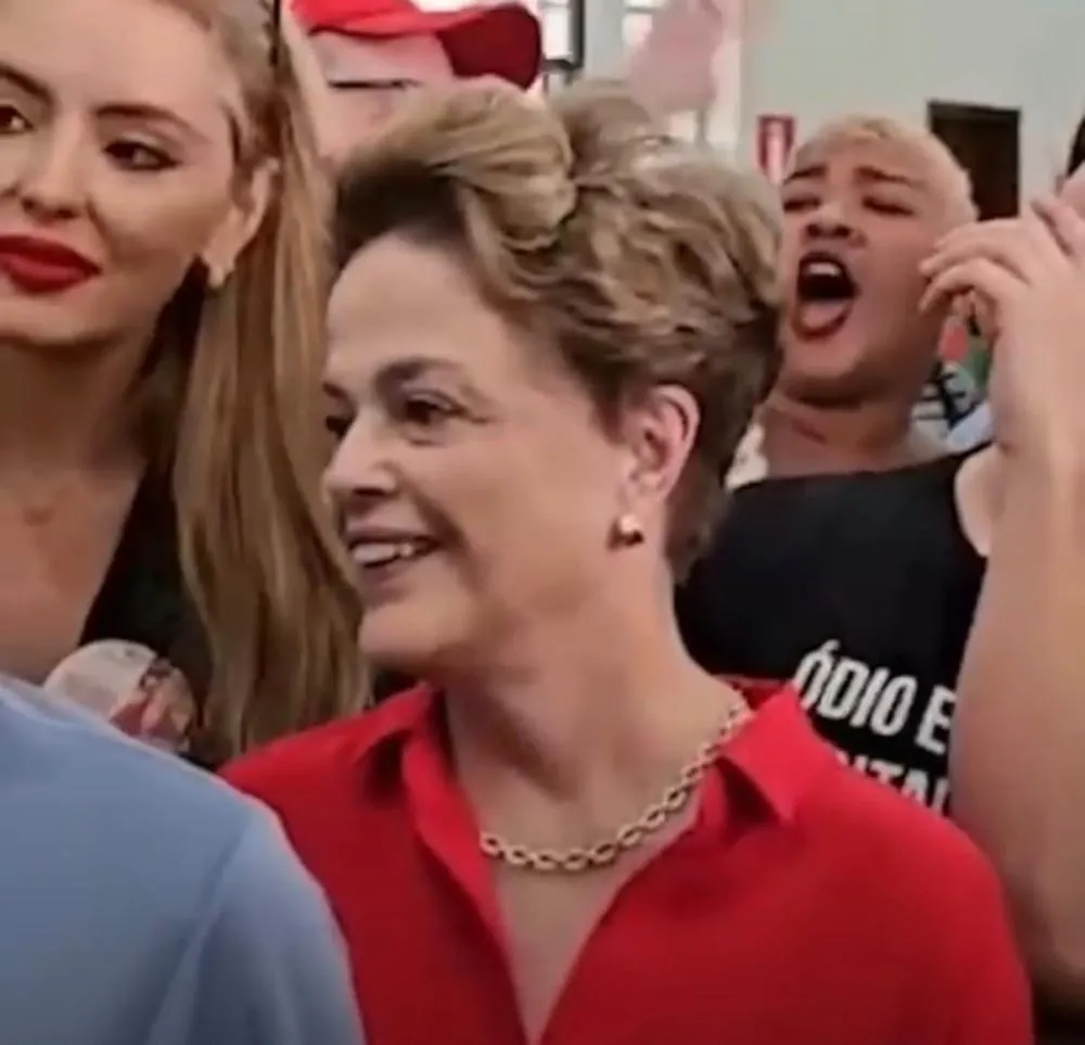 Dilma Rousseff é vaiada em local de votação em Belo Horizonte 