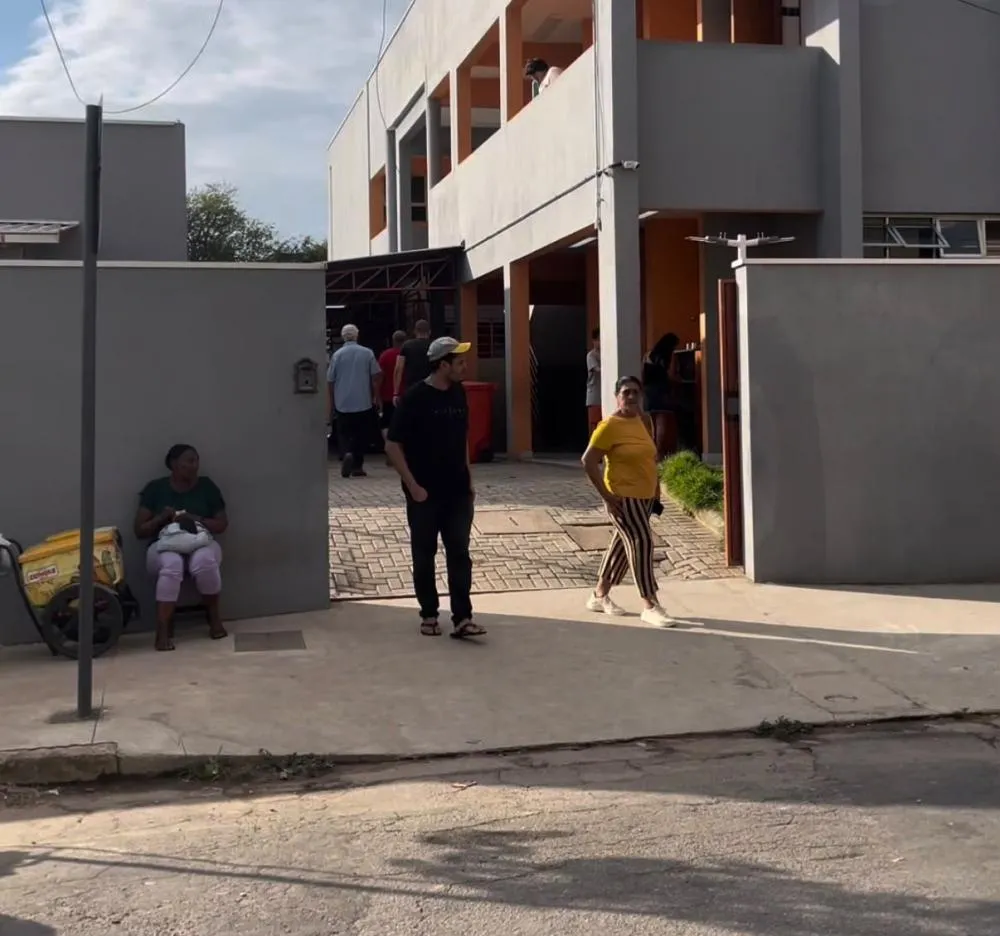 Eleitores desistem de votar após filas e demora em escola de Ipatinga 