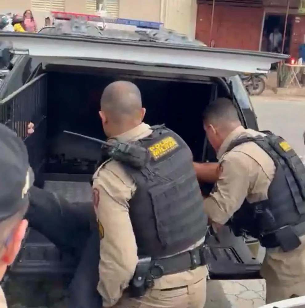 Homem é preso pela PM durante votação em Timóteo