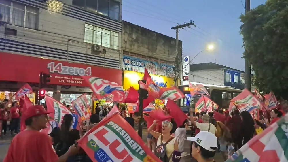 Apoiadores de Lula realizam bandeiraço no Centro Norte de Timóteo