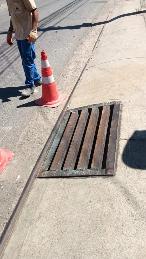 Após reportagem da VOX, Prefeitura instala grade em bueiro danificado em Coronel Fabriciano 