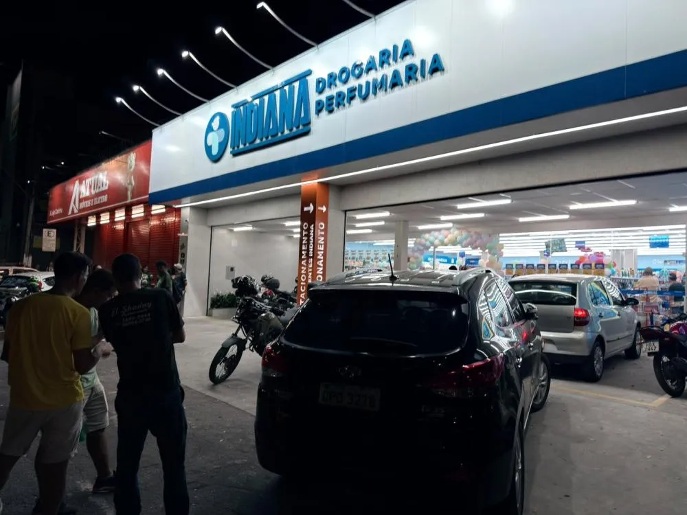 Homem encapuzado entra em farmácia de Timóteo para roubar e sequestra casal de idosos