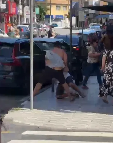 Dois homens brigam em plena via pública no Centro de Coronel Fabriciano 