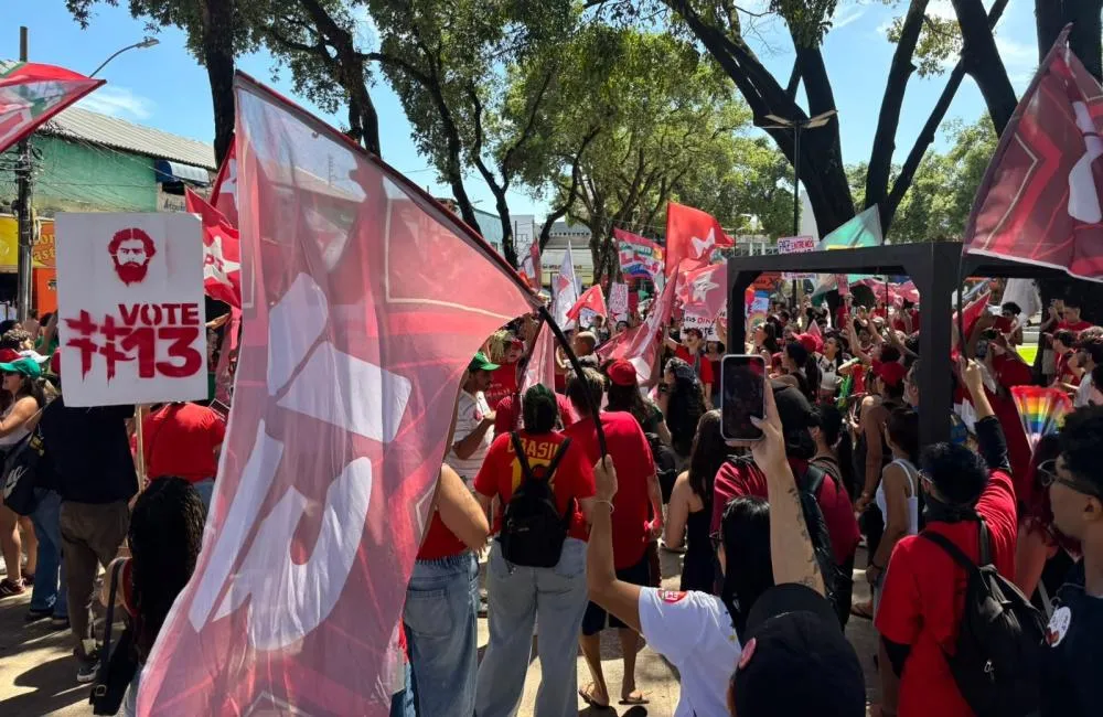 Juventude realiza manifestação de apoio a Lula no Centro de Ipatinga