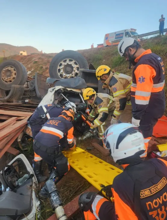 Bombeiros resgatam motorista preso às ferragens após acidente com caminhão na BR-381