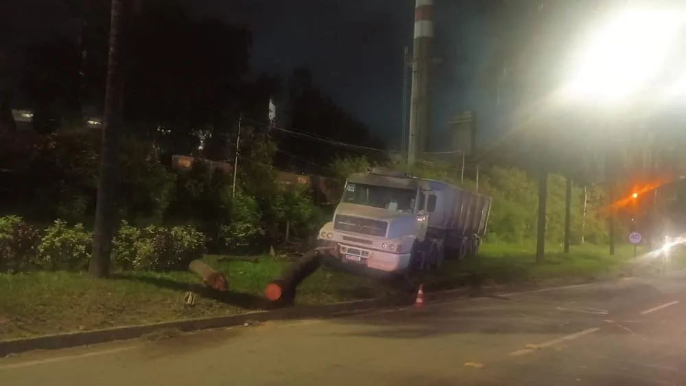 Carreta carregada com minério invade canteiro e colide contra palmeira na BR-458, em Ipatinga