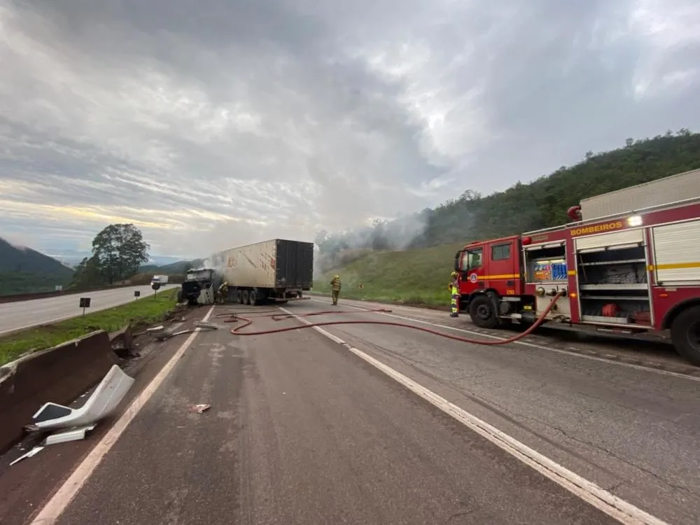 Incêndio em carreta mobiliza bombeiros na BR-381