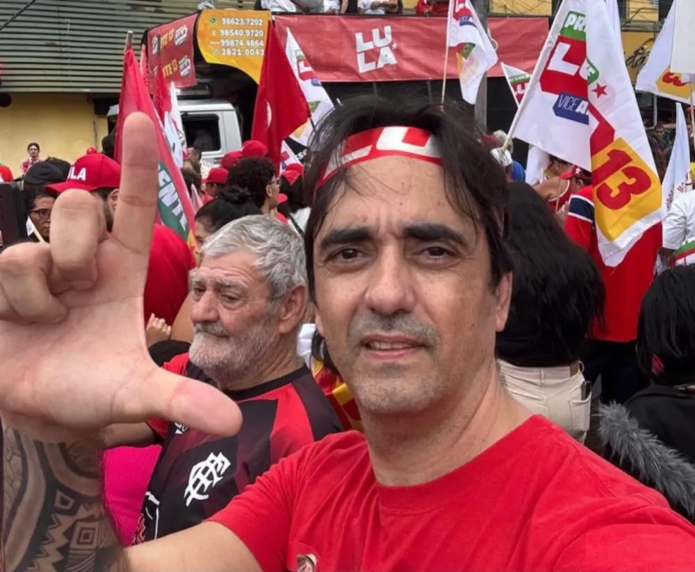 Filho de Chico Simões homenageia o pai durante ato de Lula em Ipatinga