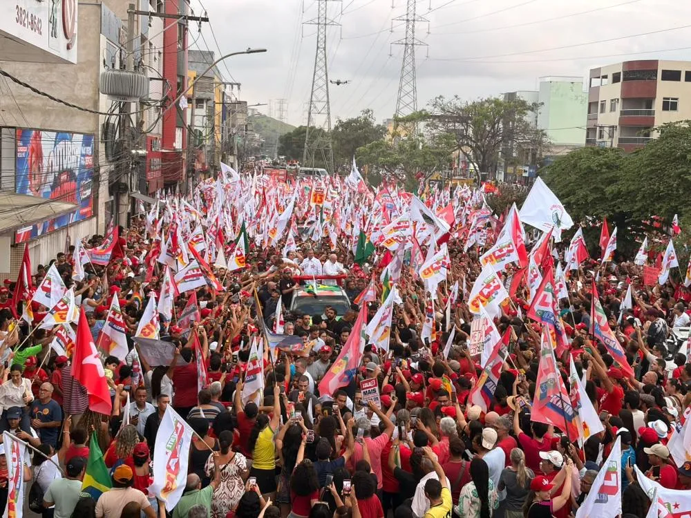 Multidão de apoiadores recebe Lula em Ipatinga