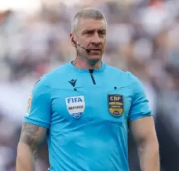 Anderson Daronco é um dos árbitros mais experientes do futebol brasileiro e integra o quadro da FIFA.