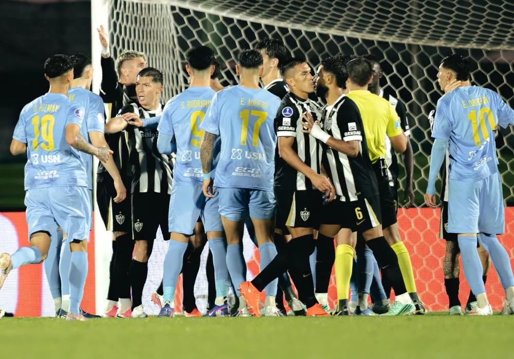 Atlético joga mal, sofre gols nos últimos minutos, mas vai à decisão