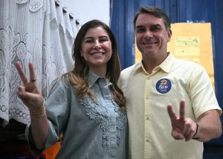 Flávio Bolsonaro vota no Rio de Janeiro e pede mudança no país