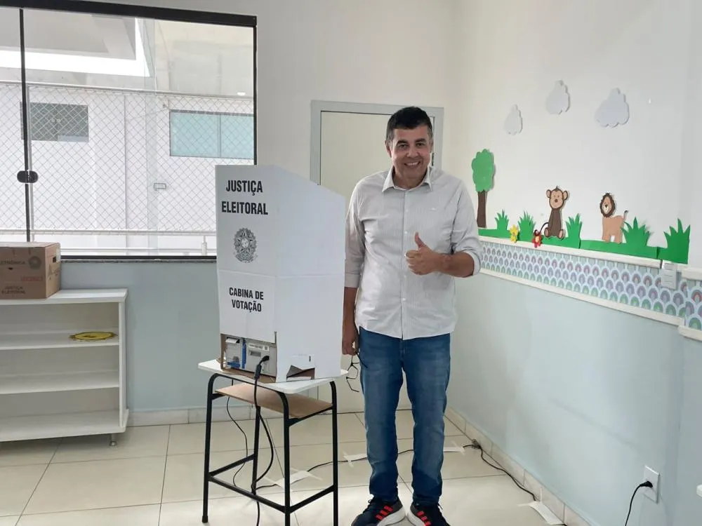 Deputado estadual eleito, Heleno do Hospital, vota no segundo turno em Ipatinga