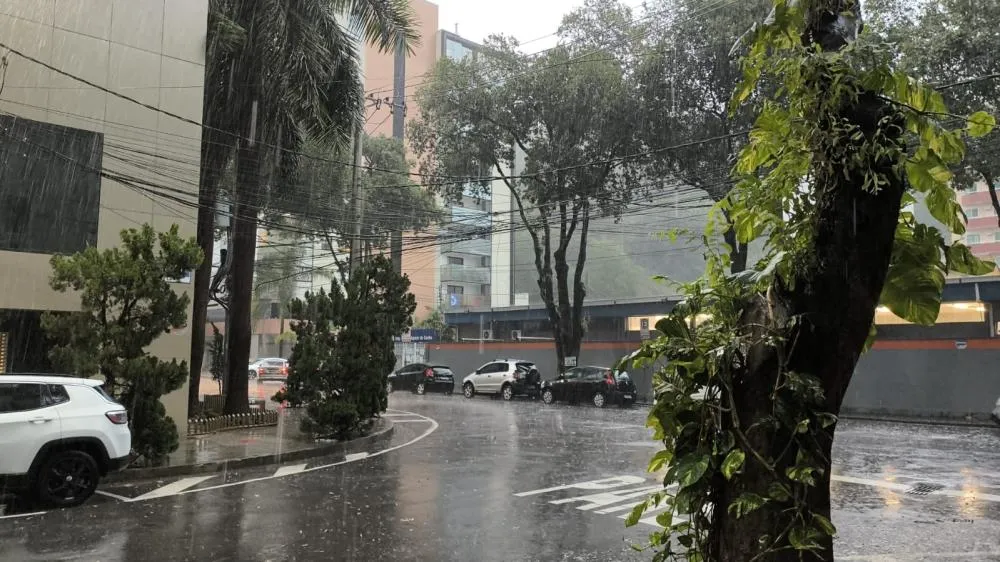 Forte chuva cai no Vale do Aço na reta final do dia de eleições