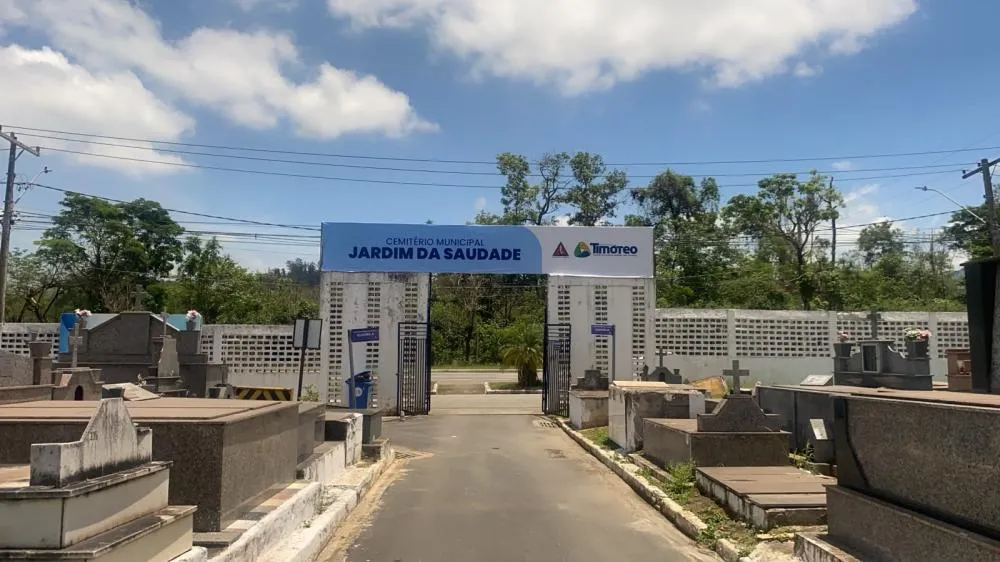 Prefeitura de Timóteo realiza serviços de limpeza e conservação nos cemitérios para o dia de Finados 