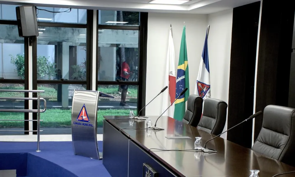 Presidente da Câmara de Timóteo deu soco no rosto de vereador durante reunião, afirmam fontes