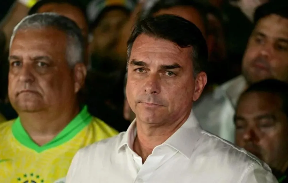 Flávio Bolsonaro deixa o Brasil e está a caminho dos EUA em avião, dizem aliados