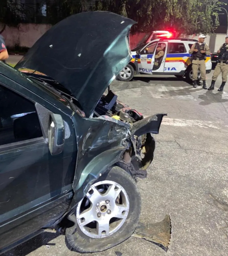 Perseguição policial termina com acidente e apreensão de drogas em Ipatinga