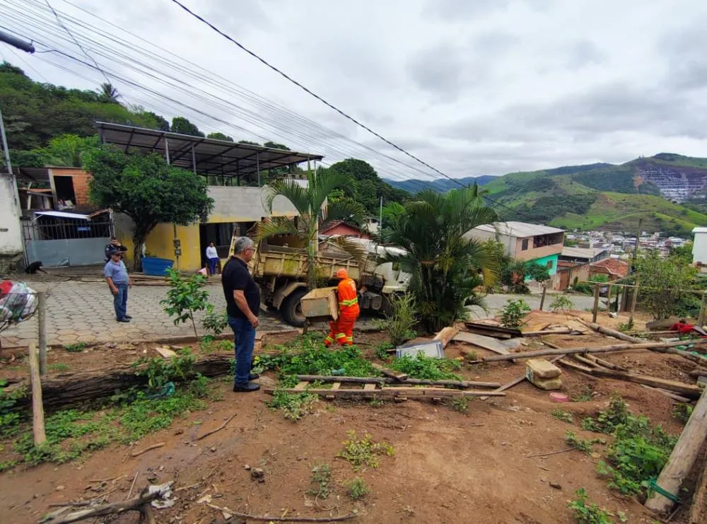 Prefeitura remove barracas e retoma área pública ocupada irregularmente em Ipatinga
