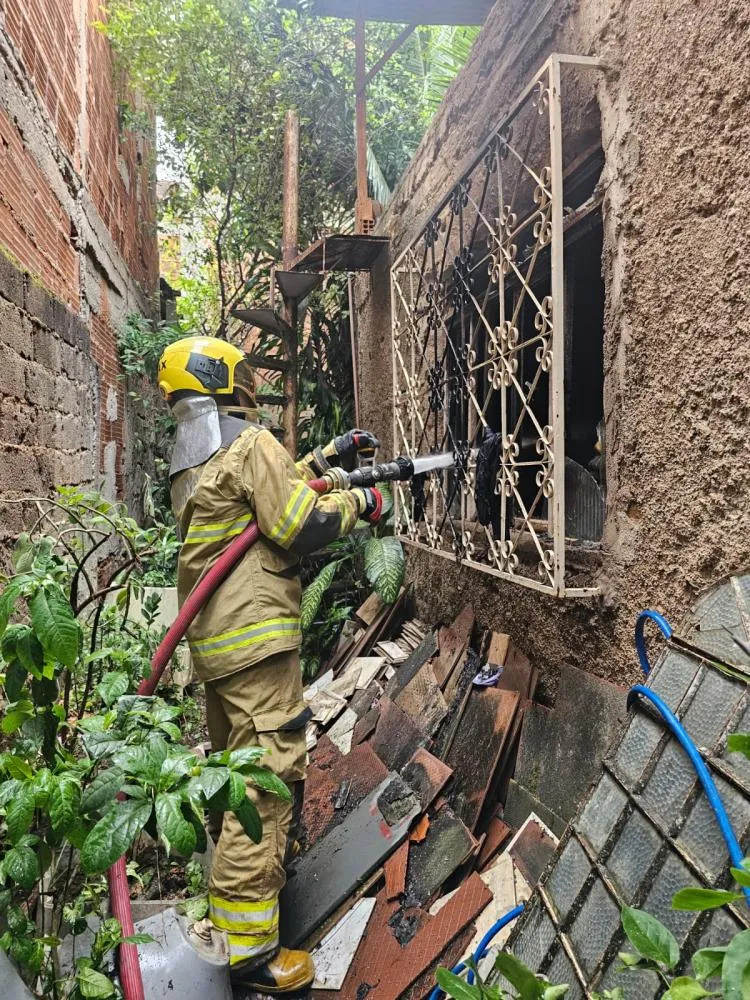 Incêndio atinge residência no bairro Novo Tempo, em Timóteo