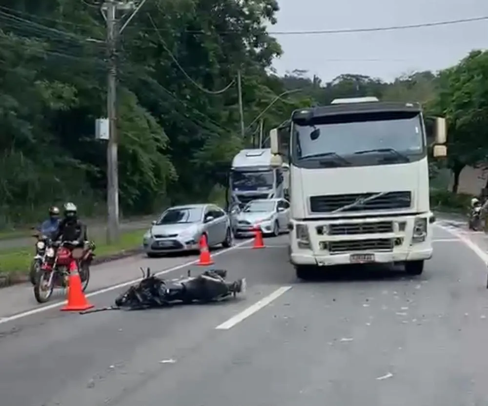 Motociclista fica ferido em acidente envolvendo três veículos na BR-381, em Ipatinga